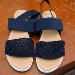 R2 black sandals